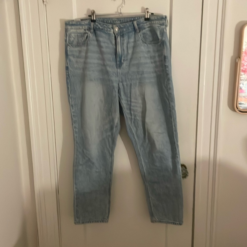 Light wash mom jeans